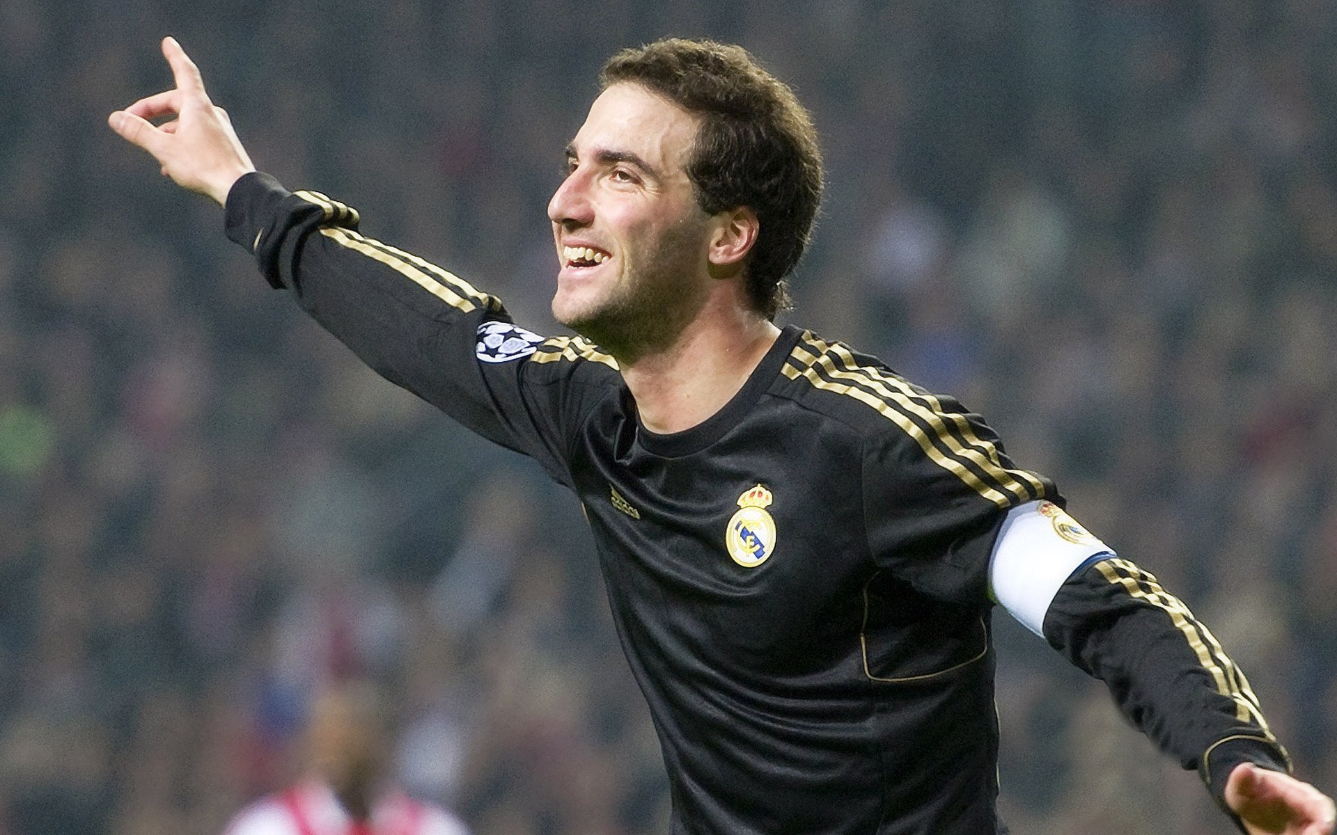 中国足球入场券销售新策略,推进全民参与,一场足球赛的入场券30元一张,降价后观众增加了50%