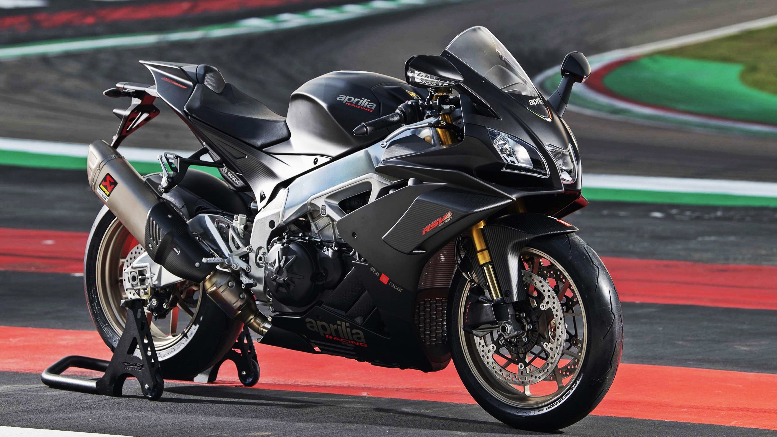 边路传球向中路内切是否成为进攻主旋律,边路接球